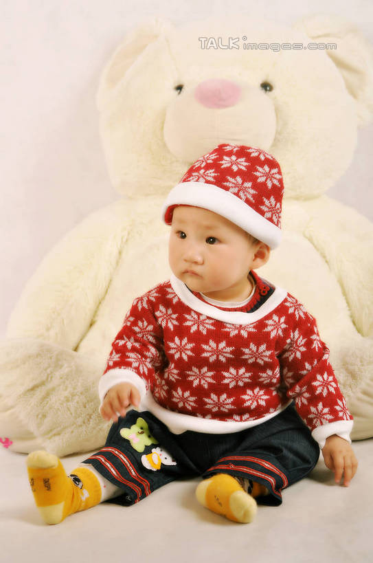东方人,婴儿,儿童,一个人,坐,竖图,室内,白天,正面,毛衣,游戏,纯洁,熊,帽子,玩具,亚洲,仅一个人,粉色背景,花纹,玩偶,泰迪熊,玩,注视,黄种人,娱乐,袜子,小孩,黄色,红色,白色,玩具熊,观察,看,靠,休闲,可爱,益智,摄影,毛绒玩具,活泼,影棚,睡帽,观看,安慰,察看,发泄,关注,消遣,宝宝,纯真,烂漫,无邪,宣泄,罗斯福熊,伶俐,天真,男孩,亚洲人,孩子,玩耍,嬉戏,坐着,彩图,全身,影棚拍摄,绒衣,套衫,套头毛衣,线衣,拍摄,shsc1