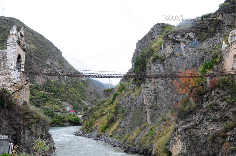 无人,横图,室外,白天,仰视,旅游,度假,草地,草坪,河流,石头,美景,山,山脉,树林,水,植物,叶子,金属制品,中国,亚洲,金属,石子,河水,景观,山峰,水花,水流,山峦,娱乐,草,树,树木,绿色,天空,自然,群山,天,享受,休闲,景色,放松,铁链,四川省,生长,成长,链条,自然风光,东亚,铁索,四川,阿坝,中华人民共和国,西南地区,阿坝藏族羌族自治州,阿坝州,川,理县,米亚罗,米亚罗风景区,叶,叶片,石块,岩石,彩图,低角度拍摄,shsgf1