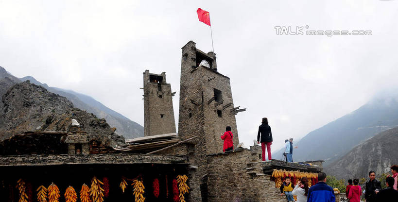 东方人,家,站,横图,室外,白天,旅游,度假,玉米,名胜古迹,标志建筑,地标,建筑,辣椒,旗帜,国旗,中国,亚洲,许多,悬挂,遗迹,飘扬,棒子,房屋,墙,屋子,建筑群,玉蜀黍,许多人,注视,黄种人,古迹,文化,文物,娱乐,红旗,建设,古建筑,五星红旗,民居,墙壁,墙面,住宅,背面,红色,看,站着,一群人,享受,休闲,旅游胜地,放松,四川省,苞米,关注,苞芦,古文明,东亚,辣角,红海椒,大椒,辣虎,广椒,苞谷,四川,阿坝,中华人民共和国,西南地区,包谷,大蜀黍,番麦,薏米包,玉高粱,玉麦,珍珠米,民族文化,阿坝藏族羌族自治州,阿坝州,川,理县,米亚罗,米亚罗风景区,桃坪羌寨,男人,男性,年轻男性,年轻女性,女人,女性,亚洲人,旗,辣子,红辣椒,海椒,番椒,抬头,仰头,站立,半身,彩图,房子,shsgf1
