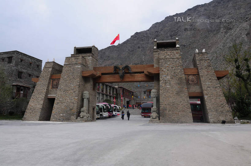 东方人,家,站,横图,室外,白天,正面,旅游,度假,名胜古迹,植物,门,标志建筑,地标,建筑,汽车,旗帜,国旗,中国,亚洲,三辆,游客,游人,停靠,阴影,遗迹,飘扬,光线,影子,房屋,墙,屋子,建筑群,许多人,黄种人,古迹,文化,文物,娱乐,建设,古建筑,旅客,民居,墙壁,墙面,住宅,车,树,树木,红色,绿色,天空,阳光,自然,门框,交通工具,天,站着,一群人,享受,休闲,旅游胜地,放松,四川省,生长,成长,古文明,东亚,四川,阿坝,中华人民共和国,西南地区,民族文化,阿坝藏族羌族自治州,阿坝州,川,理县,米亚罗,米亚罗风景区,桃坪羌寨,男人,男性,年轻男性,年轻女性,女人,女性,亚洲人,旗,站立,彩图,全身,房子,shsgf1