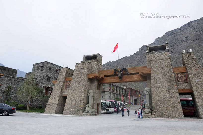 东方人,背部,家,站,横图,室外,白天,正面,旅游,度假,名胜古迹,植物,门,标志建筑,地标,建筑,汽车,旗帜,国旗,中国,亚洲,三辆,游客,游人,停靠,阴影,遗迹,飘扬,光线,影子,房屋,墙,屋子,建筑群,许多人,黄种人,古迹,文化,文物,娱乐,建设,古建筑,旅客,民居,墙壁,墙面,住宅,车,树,树木,红色,绿色,天空,阳光,自然,门框,交通工具,天,站着,一群人,享受,休闲,旅游胜地,放松,四川省,生长,成长,古文明,东亚,四川,阿坝,中华人民共和国,西南地区,民族文化,阿坝藏族羌族自治州,阿坝州,川,理县,米亚罗,米亚罗风景区,桃坪羌寨,男人,男性,年轻男性,年轻女性,女人,女性,亚洲人,旗,站立,彩图,全身,房子,shsgf1