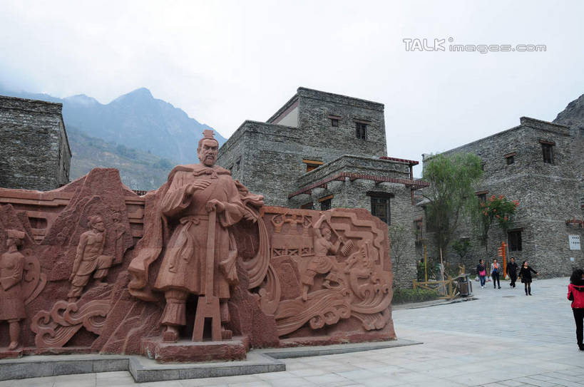 东方人,家,站,横图,室外,白天,正面,旅游,度假,名胜古迹,植物,标志建筑,地标,建筑,雕塑,中国,亚洲,游客,游人,阴影,遗迹,艺术,装饰,光线,雕刻,雕像,影子,房屋,墙,屋子,云,云朵,建筑群,许多人,云彩,黄种人,古迹,文化,文物,娱乐,建设,古建筑,石雕,旅客,民居,墙壁,墙面,住宅,树,树木,红色,绿色,蓝天,天空,阳光,自然,工艺品,天,站着,一群人,享受,休闲,旅游胜地,放松,四川省,生长,成长,纪念,美术,主题,陈列,古文明,东亚,四川,阿坝,中华人民共和国,西南地区,功能,美学,民族文化,阿坝藏族羌族自治州,阿坝州,川,理县,米亚罗,米亚罗风景区,桃坪羌寨,男人,男性,年轻男性,年轻女性,女人,女性,亚洲人,站立,彩图,全身,房子,shsgf1