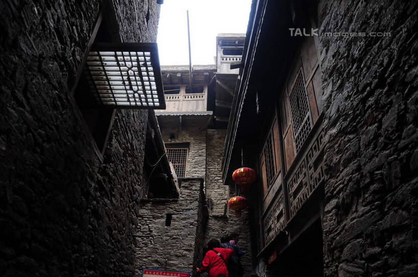 东方人,家,站,横图,室外,白天,仰视,旅游,度假,名胜古迹,标志建筑,地标,建筑,中国,亚洲,游客,游人,悬挂,阴影,遗迹,光线,灯笼,影子,房屋,墙,屋子,建筑群,许多人,黄种人,古迹,文化,文物,娱乐,建设,古建筑,旅客,民居,墙壁,墙面,住宅,天空,天,站着,一群人,享受,休闲,旅游胜地,放松,四川省,古文明,东亚,四川,阿坝,中华人民共和国,西南地区,民族文化,阿坝藏族羌族自治州,阿坝州,川,理县,米亚罗,米亚罗风景区,桃坪羌寨,男人,男性,年轻男性,年轻女性,女人,女性,亚洲人,站立,半身,彩图,低角度拍摄,房子,shsgf1