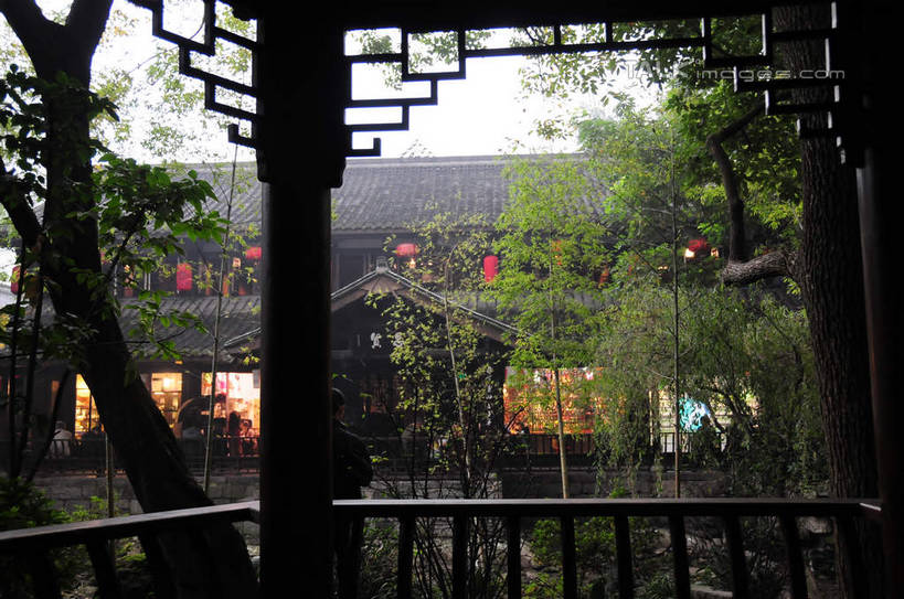 东方人,背部,栏杆,站,横图,室外,白天,正面,旅游,度假,名胜古迹,植物,窗户,标志建筑,地标,建筑,中国,亚洲,悬挂,遗迹,灯笼,建筑群,围栏,许多人,黄种人,古迹,文物,娱乐,建设,古建筑,护栏,树,树木,绿色,天空,自然,天,站着,一群人,享受,休闲,旅游胜地,放松,四川省,生长,成长,古文明,东亚,四川,成都,成都市,中华人民共和国,省会,西南地区,川,锦里,男人,男性,年轻男性,年轻女性,女人,女性,亚洲人,站立,半身,彩图,shsgf1