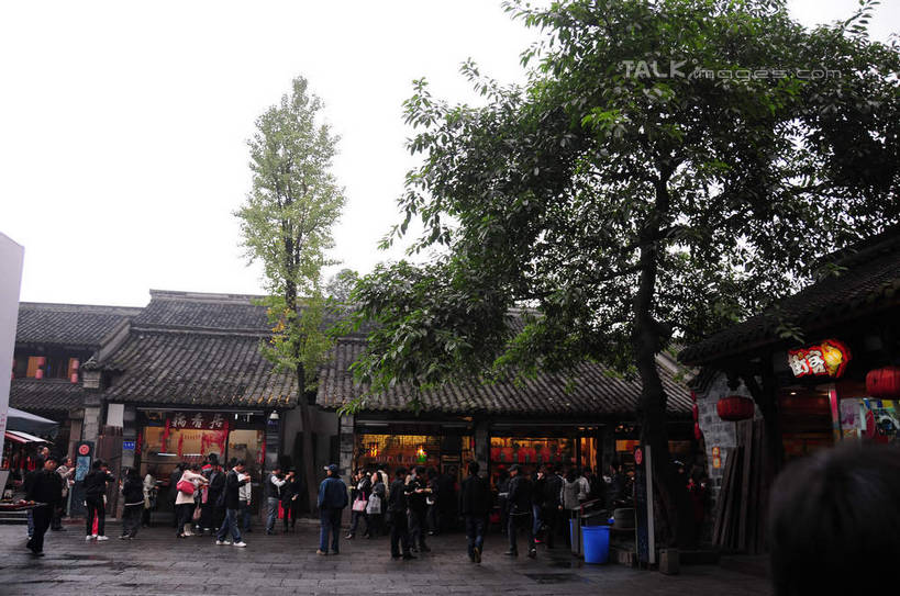 东方人,站,横图,室外,白天,正面,旅游,度假,名胜古迹,植物,窗户,门,标志建筑,地标,建筑,指示牌,中国,亚洲,许多,悬挂,遗迹,标志,灯笼,文字,建筑群,许多人,黄种人,古迹,文物,娱乐,标识,建设,古建筑,玻璃窗,树,树木,绿色,天空,自然,门框,天,站着,一群人,享受,休闲,汉字,旅游胜地,放松,四川省,生长,成长,中文,古文明,东亚,四川,成都,成都市,中华人民共和国,省会,西南地区,川,锦里,男人,男性,年轻男性,年轻女性,女人,女性,亚洲人,站立,彩图,全身,shsgf1