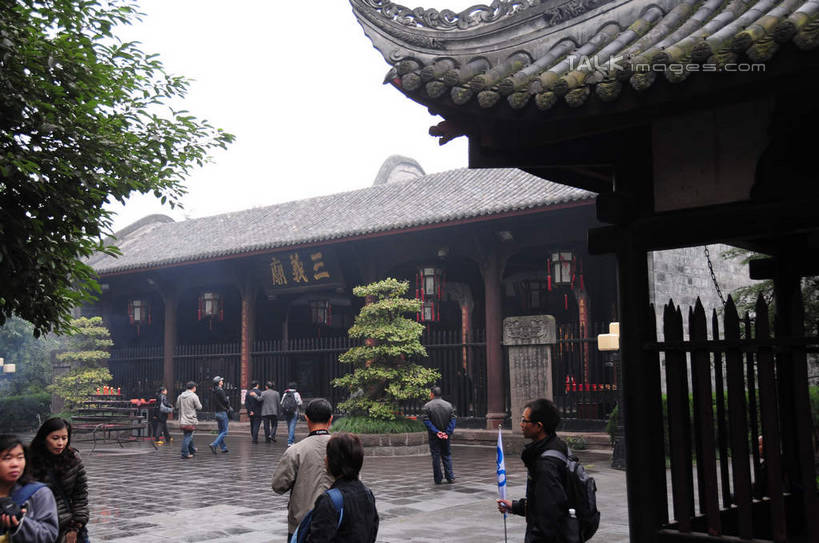 东方人,背部,栏杆,站,横图,室外,白天,正面,旅游,度假,名胜古迹,标志建筑,地标,建筑,中国,亚洲,遗迹,屋顶,建筑群,围栏,地面,许多人,顶棚,黄种人,古迹,文物,娱乐,建设,古建筑,护栏,天空,天,站着,一群人,享受,休闲,旅游胜地,放松,四川省,古文明,东亚,四川,成都,成都市,中华人民共和国,省会,西南地区,川,锦里,男人,男性,年轻男性,年轻女性,女人,女性,亚洲人,站立,半身,彩图,shsgf1