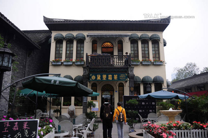 东方人,两个人,栏杆,站,走,握手,横图,室外,白天,爱情,旅游,度假,名胜古迹,植物,餐桌,窗户,桌子,标志建筑,道路,地标,建筑,街道,路,指示牌,公路,叶子,椅子,中国,亚洲,遗迹,盛开,包,标志,花坛,盆栽,伞,文字,雨伞,遮阳伞,房屋,屋子,建筑群,围栏,盆景,交通,浪漫,花蕾,黄种人,古迹,文化,文物,娱乐,标识,阳伞,建设,藤制,传统,古建筑,护栏,招牌,民居,玻璃窗,花,花瓣,花朵,花卉,鲜花,背面,绿色,自然,背包,花丛,花苞,花蕊,站着,享受,休闲,温暖,温馨,汉字,旅游胜地,恩爱,放松,恋人,四川省,生长,成长,餐台,和睦,藤制品,中文,古朴,古文明,东亚,四川,成都,成都市,中华人民共和国,省会,西南地区,民族文化,川,宽窄巷子,男人,男性,年轻男性,年轻女性,女人,女性,亚洲人,情侣,马路,步行,搀手,拉手,散步,手拉手,手握手,站立,走路,彩图,全身,房子,伴侣,融洽,双肩包,shsgf1