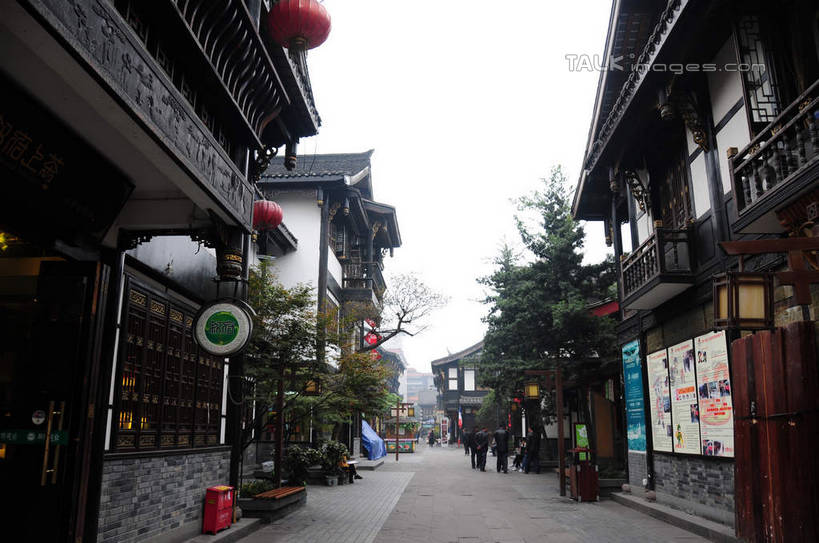 东方人,商店,站,坐,横图,室外,白天,购物,旅游,度假,消费,名胜古迹,植物,标志建筑,道路,地标,建筑,街道,路,指示牌,公路,中国,亚洲,遗迹,标志,盆栽,文字,房屋,屋子,建筑群,盆景,地面,交通,许多人,注视,黄种人,古迹,文化,文物,娱乐,标识,建设,传统,古建筑,招牌,民居,树,树木,背面,绿色,天空,自然,天,观察,看,站着,一群人,享受,休闲,汉字,旅游胜地,放松,金融,百货,四川省,生长,成长,观看,察看,关注,中文,古朴,选购,贸易,古文明,东亚,背手,四川,成都,成都市,中华人民共和国,省会,西南地区,血拼,民族文化,川,文殊坊,男人,男性,年轻男性,年轻女性,女人,女性,亚洲人,马路,站立,坐着,彩图,全身,房子,店铺,杂货店,杂货铺,shsgf1
