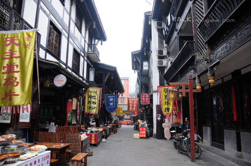 无人,商店,横图,室外,白天,仰视,购物,旅游,度假,消费,名胜古迹,植物,标志建筑,道路,地标,建筑,街道,路,指示牌,公路,摩托车,自行车,中国,亚洲,停靠,遗迹,标志,盆栽,文字,房屋,屋子,建筑群,盆景,地面,交通,古迹,文化,文物,娱乐,标识,建设,商贩,传统,古建筑,招牌,摊贩,民居,车,脚踏车,树,树木,绿色,天空,自然,交通工具,天,享受,休闲,汉字,旅游胜地,放松,金融,百货,四川省,生长,成长,中文,古朴,销售,选购,贸易,古文明,东亚,四川,成都,成都市,中华人民共和国,省会,西南地区,民族文化,川,文殊坊,马路,彩图,低角度拍摄,房子,店铺,shsgf1