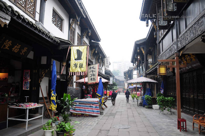 东方人,商店,走,横图,室外,白天,购物,旅游,度假,消费,名胜古迹,植物,标志建筑,道路,地标,建筑,街道,路,指示牌,公路,中国,亚洲,游客,游人,遗迹,标志,盆栽,文字,房屋,屋子,建筑群,盆景,地面,交通,许多人,黄种人,古迹,文化,文物,娱乐,标识,建设,传统,古建筑,招牌,旅客,民居,背面,绿色,天空,自然,天,一群人,享受,休闲,汉字,旅游胜地,放松,金融,百货,四川省,生长,成长,中文,古朴,选购,贸易,古文明,东亚,四川,成都,成都市,中华人民共和国,省会,西南地区,民族文化,川,文殊坊,男人,男性,年轻男性,年轻女性,女人,女性,亚洲人,马路,步行,散步,走路,彩图,全身,房子,店铺,shsgf1