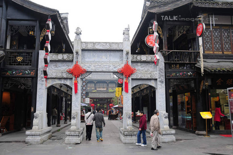 东方人,走,横图,室外,白天,旅游,度假,名胜古迹,植物,标志建筑,道路,地标,建筑,街道,路,指示牌,公路,中国,亚洲,一座,游客,游人,悬挂,遗迹,标志,盆栽,文字,房屋,屋子,建筑群,牌坊,牌楼,盆景,地面,交通,许多人,黄种人,古迹,文化,文物,娱乐,标识,建设,传统,古建筑,招牌,旅客,民居,树,树木,两个,背面,红色,绿色,白色,天空,自然,工艺品,中国结,天,一群人,享受,休闲,汉字,旅游胜地,放松,四川省,生长,成长,纪念,祭祀,中文,古朴,表彰,荣誉,古文明,东亚,四川,成都,成都市,中华人民共和国,省会,西南地区,荣耀,民族文化,川,文殊坊,男人,男性,女人,女性,中年男性,中年女性,亚洲人,马路,步行,散步,走路,彩图,全身,房子,传统文化,shsgf1