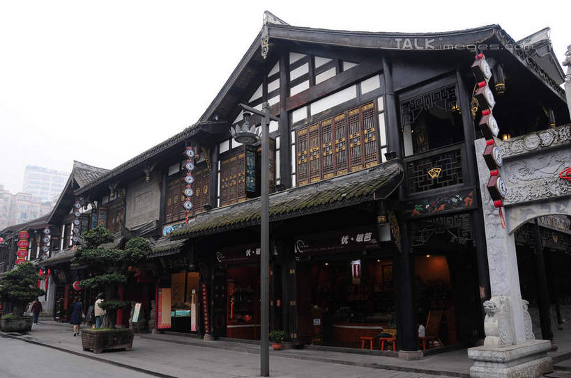 无人,商店,横图,室外,白天,仰视,购物,旅游,度假,消费,名胜古迹,植物,窗户,标志建筑,道路,地标,建筑,街道,路,路灯,指示牌,公路,照明,中国,亚洲,悬挂,遗迹,标志,盆栽,文字,房屋,屋子,建筑群,灯光,盆景,地面,交通,古迹,文化,文物,娱乐,标识,建设,传统,古建筑,招牌,民居,灯,树,树木,绿色,天空,自然,天,享受,休闲,汉字,旅游胜地,放松,金融,百货,四川省,生长,成长,照亮,照明设备,中文,古朴,选购,贸易,古文明,东亚,四川,成都,成都市,中华人民共和国,省会,西南地区,民族文化,川,文殊坊,马路,彩图,低角度拍摄,房子,店铺,shsgf1