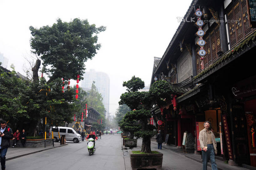 东方人,商店,站,坐,走,横图,室外,白天,正面,购物,旅游,度假,消费,名胜古迹,植物,窗户,标志建筑,道路,地标,建筑,街道,路,路灯,指示牌,公路,摩托车,汽车,照明,中国,亚洲,游客,游人,悬挂,遗迹,标志,盆栽,文字,房屋,屋子,建筑群,灯光,盆景,地面,交通,面包车,许多人,黄种人,古迹,文化,文物,娱乐,标识,建设,传统,古建筑,招牌,旅客,民居,车,灯,树,树木,绿色,天空,自然,交通工具,天,行驶,站着,一群人,享受,休闲,汉字,旅游胜地,放松,金融,百货,四川省,生长,成长,照亮,照明设备,中文,古朴,选购,贸易,古文明,东亚,四川,成都,成都市,中华人民共和国,省会,西南地区,民族文化,川,文殊坊,男人,男性,年轻男性,年轻女性,女人,女性,亚洲人,马路,步行,散步,站立,走路,坐着,半身,彩图,房子,店铺,shsgf1