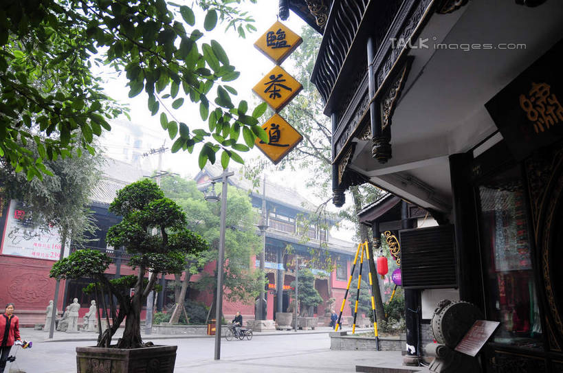 东方人,走,横图,室外,白天,正面,旅游,度假,名胜古迹,植物,标志建筑,道路,地标,建筑,街道,路,指示牌,公路,雕塑,中国,亚洲,游客,游人,悬挂,遗迹,艺术,装饰,标志,灯笼,雕刻,雕像,盆栽,文字,房屋,屋子,建筑群,盆景,地面,交通,许多人,黄种人,古迹,文化,文物,娱乐,标识,建设,传统,古建筑,石雕,招牌,旅客,民居,树,树木,黄色,红色,绿色,天空,自然,工艺品,天,一群人,享受,休闲,汉字,旅游胜地,放松,四川省,生长,成长,纪念,美术,中文,主题,古朴,陈列,古文明,东亚,四川,成都,成都市,中华人民共和国,省会,西南地区,功能,美学,民族文化,川,文殊坊,男人,男性,年轻男性,年轻女性,女人,女性,亚洲人,马路,步行,散步,走路,半身,彩图,房子,shsgf1