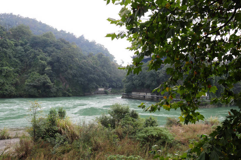 无人,横图,室外,白天,正面,旅游,度假,草地,草坪,河流,名胜古迹,山,山脉,水,植物,标志建筑,地标,建筑,指示牌,都江堰,中国,亚洲,遗迹,标志,文字,河水,山峰,水流,建筑群,山峦,古迹,文物,娱乐,标识,建设,传统,古建筑,草,树,树木,绿色,天空,自然,群山,天,享受,休闲,汉字,旅游胜地,放松,四川省,生长,成长,中文,古朴,古文明,东亚,四川,中华人民共和国,西南地区,川,都江堰市,彩图,shsgf1