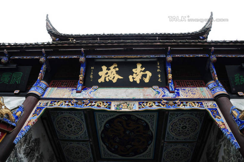 无人,横图,室外,白天,仰视,旅游,度假,名胜古迹,植物,标志建筑,道路,地标,建筑,街道,路,公路,都江堰,中国,亚洲,遗迹,艺术,装饰,标志,雕刻,瓦片,文字,房屋,屋檐,屋子,建筑群,地面,交通,古迹,文化,文物,娱乐,标识,建设,传统,古建筑,檐,民居,树,树木,绿色,天空,自然,工艺品,天,享受,休闲,汉字,旅游胜地,放松,四川省,生长,成长,纪念,美术,中文,主题,古朴,陈列,古文明,东亚,四川,中华人民共和国,西南地区,功能,美学,民族文化,川,都江堰南桥,都江堰市,马路,彩图,低角度拍摄,房子,shsgf1