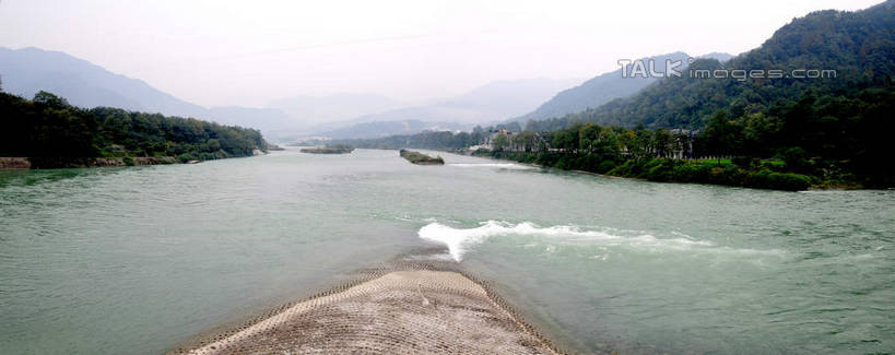 无人,横图,室外,白天,正面,旅游,度假,草地,草坪,河流,美景,沙滩,山,山脉,树林,水,植物,雾,都江堰,中国,亚洲,朦胧,模糊,沙子,河岸,河水,河滩,景观,山峰,水花,水流,沙地,山峦,娱乐,传统,草,树,树木,绿色,天空,自然,群山,天,享受,休闲,景色,放松,四川省,生长,成长,迷雾,自然风光,古朴,东亚,四川,中华人民共和国,西南地区,川,都江堰市,岷江,大雾,彩图,shsgf1