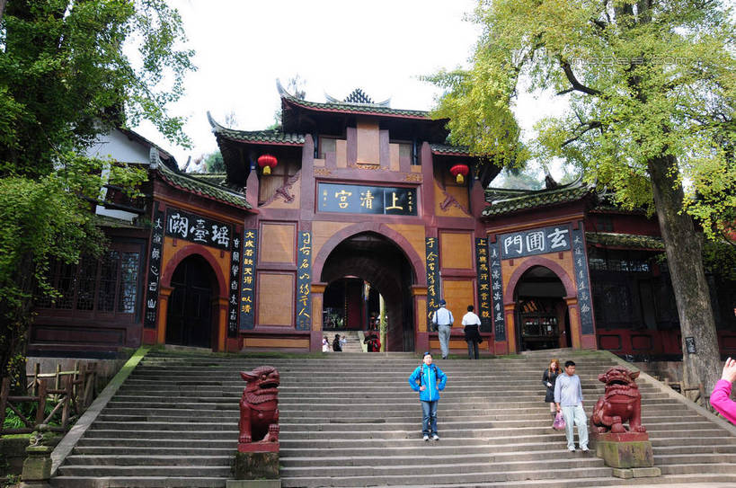 东方人,背部,寺庙,走,横图,室外,白天,正面,旅游,度假,草地,草坪,美景,山,树林,植物,门,都江堰,青城山,中国,亚洲,游客,游人,节日,标志,文字,香炉,阶梯,景观,山峰,拱门,山峦,许多人,燃烧,黄种人,文化,娱乐,标识,旅客,台阶,草,树,树木,两个,绿色,自然,香火,门框,庙宇,祈祷,一群人,享受,休闲,健康,石阶,汉字,景色,放松,许愿,宗教,信仰,四川省,生长,成长,纪念,祈求,中文,自然风光,东亚,四川,中华人民共和国,西南地区,道观,川,都江堰风景区,都江堰市,上清宫,平安,男人,男性,年轻男性,年轻女性,女人,女性,亚洲人,步行,散步,走路,彩图,全身,庙,寺,shsgf1