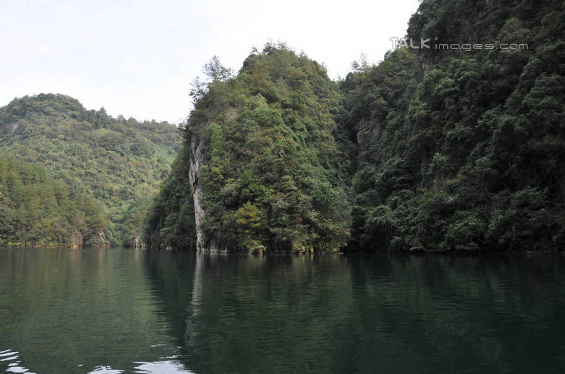 无人,横图,室外,白天,正面,旅游,度假,湖,湖泊,美景,山,水,植物,张家界,中国,亚洲,阴影,光线,影子,湖面,景观,山峰,水流,水面,山峦,娱乐,树,树木,绿色,倒影,天空,阳光,自然,湖水,天,享受,休闲,景色,放松,生长,成长,倒映,自然风光,东亚,湖南,湖南省,中华人民共和国,华中地区,湘,张家界市,反照,武陵源区,宝峰湖,彩图,shsgf1