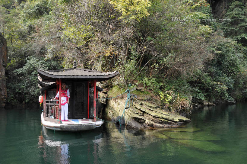 东方人,一个人,站,横图,室外,白天,正面,旅游,度假,湖,湖泊,美景,山,水,植物,船,照明,张家界,中国,亚洲,仅一个年轻女性,仅一个女性,仅一个人,吊挂,停靠,悬挂,阴影,光线,灯笼,瓦片,围裙,影子,纸灯笼,柱子,屋檐,湖面,景观,山峰,水流,水面,木船,山峦,挂,黄种人,娱乐,檐,树,树木,红色,绿色,倒影,天空,阳光,自然,灯具,交通工具,湖水,天,扶,站着,享受,休闲,景色,放松,生长,成长,照亮,倒映,舟,扶着,照明设备,自然风光,载具,东亚,湖南,湖南省,中华人民共和国,华中地区,湘,张家界市,反照,武陵源区,宝峰湖,年轻女性,女人,女性,亚洲人,站立,彩图,全身,shsgf1