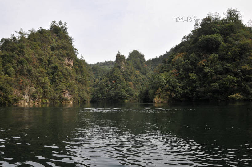 无人,横图,室外,白天,正面,旅游,度假,湖,湖泊,美景,山,水,植物,张家界,中国,亚洲,阴影,光线,影子,湖面,景观,山峰,水流,水面,山峦,娱乐,树,树木,绿色,天空,阳光,自然,湖水,天,享受,休闲,景色,放松,生长,成长,波光粼粼,自然风光,东亚,湖南,湖南省,中华人民共和国,华中地区,湘,张家界市,武陵源区,宝峰湖,彩图,shsgf1