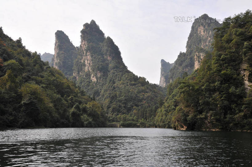 无人,横图,室外,白天,正面,旅游,度假,湖,湖泊,美景,山,水,植物,张家界,中国,亚洲,阴影,光线,影子,湖面,景观,山峰,水流,水面,山峦,娱乐,树,树木,绿色,天空,阳光,自然,湖水,天,享受,休闲,景色,放松,生长,成长,波光粼粼,自然风光,东亚,湖南,湖南省,中华人民共和国,华中地区,湘,张家界市,武陵源区,宝峰湖,彩图,shsgf1