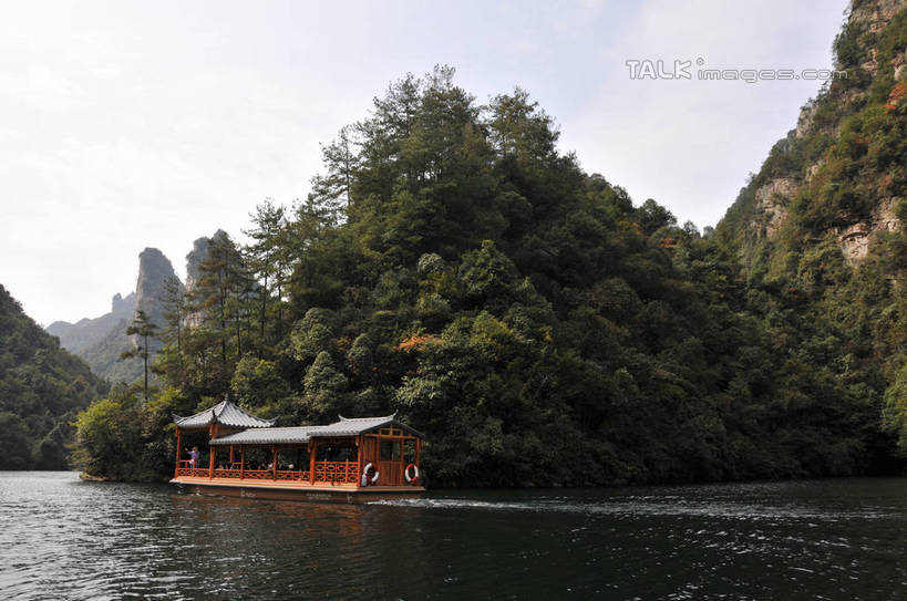 游泳,无人,横图,室外,白天,正面,旅游,度假,湖,湖泊,美景,山,水,植物,船,张家界,中国,亚洲,一艘,吊挂,悬挂,阴影,波纹,飞溅,溅,光线,救生圈,瓦片,液体,影子,塑料,屋檐,湖面,景观,山峰,水滴,水流,水面,木船,山峦,挂,娱乐,檐,水珠,树,树木,两个,绿色,水纹,天空,阳光,自然,塑料制品,游泳圈,船尾波,交通工具,波浪,湖水,天,行驶,享受,休闲,景色,放松,充气,生长,成长,波光粼粼,舟,救生,喷洒,自然风光,载具,东亚,湖南,湖南省,中华人民共和国,泅水,华中地区,湘,张家界市,武陵源区,宝峰湖,彩图,shsgf1