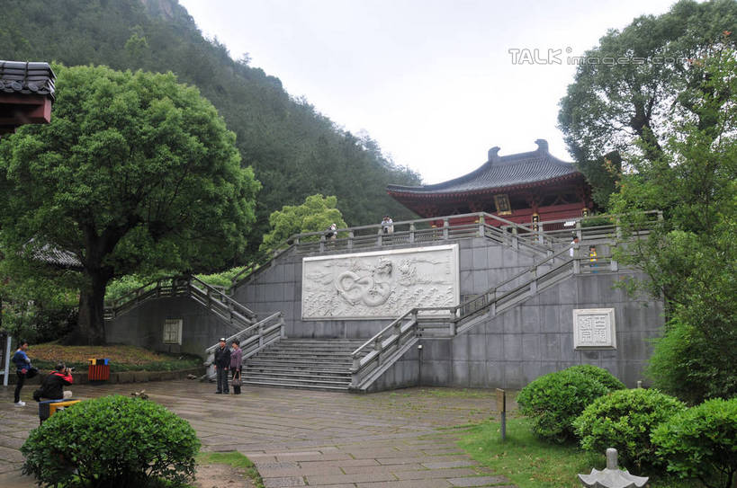 东方人,四个人,栏杆,站,蹲,横图,室外,白天,正面,旅游,度假,草地,草坪,名胜古迹,植物,楼梯,标志建筑,地标,建筑,雕塑,中国,亚洲,行人,游客,游人,遗迹,艺术,装饰,雕刻,雕像,扶手,瓦片,阶梯,屋顶,屋檐,地面,顶棚,黄种人,古迹,文物,娱乐,建设,古建筑,浙江,护栏,檐,路人,旅客,台阶,草,浙江省,拍照,绿色,工艺品,站着,享受,休闲,旅游胜地,放松,摄影,纪念,美术,仪式,主题,典礼,陈列,古文明,东亚,中华人民共和国,华东地区,浙,功能,美学,丽水,丽水市,过客,缙云,缙云县,祭典,轩辕,黄帝,仙都,仙都风景名胜区,黄帝祠宇,男人,男性,女人,女性,中年男性,中年女性,亚洲人,蹲着,站立,彩图,全身,照相,房子,shsgf1