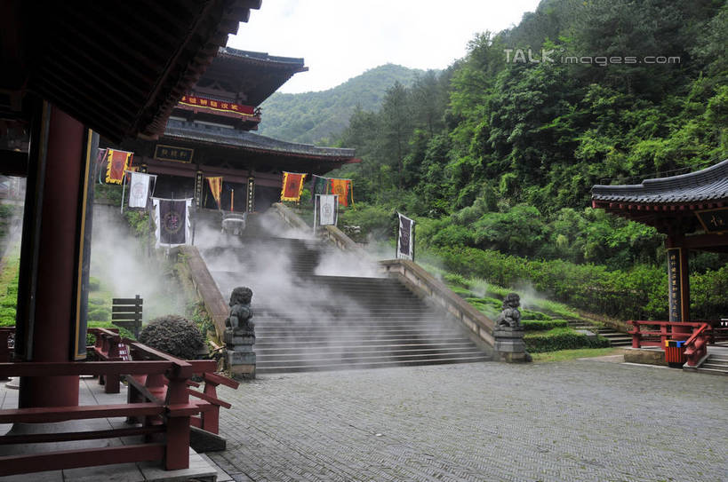 无人,栏杆,横图,室外,白天,正面,旅游,度假,名胜古迹,雾,楼梯,标志建筑,地标,建筑,旗帜,雕塑,中国,亚洲,沸腾,遗迹,艺术,装饰,飘扬,蒸汽,雕刻,雕像,扶手,瓦片,柱子,阶梯,屋檐,地面,水蒸气,古迹,文物,娱乐,旗子,建设,古建筑,浙江,护栏,石狮子,檐,台阶,浙江省,工艺品,享受,休闲,旅游胜地,放松,纪念,美术,仪式,主题,典礼,陈列,古文明,东亚,中华人民共和国,华东地区,浙,蒸发,功能,美学,旌旗,旗号,丽水,丽水市,缙云,缙云县,祭典,轩辕,黄帝,仙都,仙都风景名胜区,黄帝祠宇,彩图,房子,shsgf1