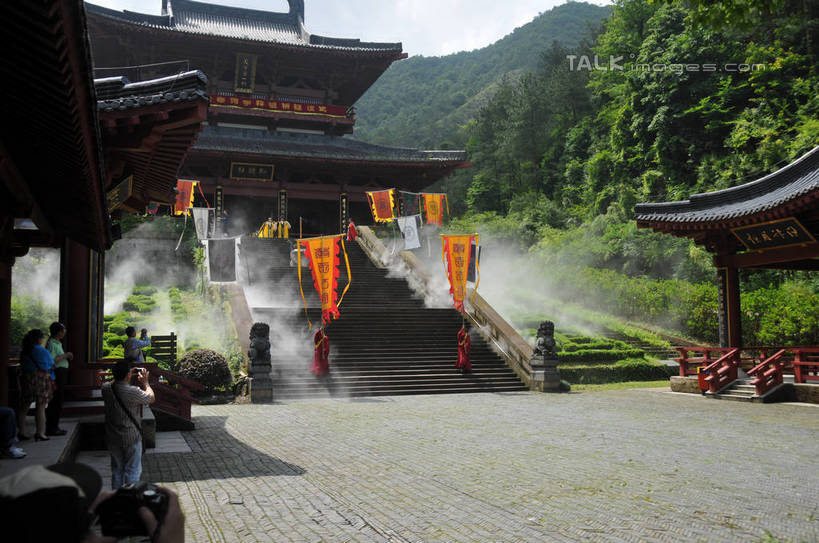 东方人,栏杆,站,坐,横图,室外,白天,仰视,旅游,度假,名胜古迹,雾,楼梯,标志建筑,地标,建筑,旗帜,雕塑,中国,亚洲,行人,游客,游人,沸腾,遗迹,艺术,装饰,飘扬,蒸汽,雕刻,雕像,扶手,瓦片,柱子,阶梯,屋檐,云,云朵,地面,水蒸气,许多人,云彩,黄种人,古迹,文物,娱乐,旗子,建设,古建筑,浙江,护栏,石狮子,檐,路人,旅客,台阶,浙江省,拍照,蓝色,白云,蓝天,天空,工艺品,天,站着,一群人,享受,休闲,旅游胜地,放松,摄影,晴朗,纪念,美术,仪式,主题,典礼,陈列,古文明,东亚,中华人民共和国,华东地区,浙,蒸发,功能,美学,旌旗,旗号,丽水,丽水市,过客,缙云,缙云县,祭典,轩辕,黄帝,仙都,仙都风景名胜区,黄帝祠宇,男人,男性,年轻男性,年轻女性,女人,女性,亚洲人,晴空,站立,坐着,半身,彩图,低角度拍摄,照相,房子,shsgf1