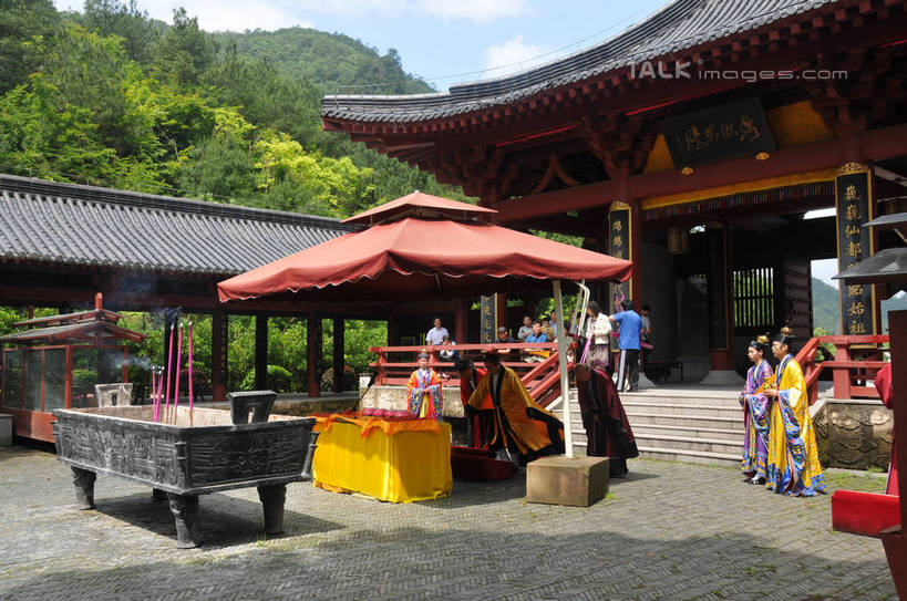 东方人,站,横图,室外,白天,正面,民族服装,旅游,度假,名胜古迹,楼梯,标志建筑,地标,建筑,中国,亚洲,阴影,服装,遗迹,光线,标志,牌匾,瓦片,文字,香炉,影子,遮阳伞,字符,阶梯,屋顶,屋檐,云,云朵,地面,许多人,古典,云彩,顶棚,注视,黄种人,古迹,文化,文物,娱乐,标识,建设,传统,古建筑,浙江,檐,台阶,浙江省,衣服,蓝色,白云,蓝天,天空,阳光,天,观察,看,祈祷,站着,一群人,享受,休闲,汉字,旅游胜地,放松,许愿,宗教,服饰,信仰,晴朗,观看,古装,祈求,祭奠,祭祀,察看,仪式,关注,中文,祭坛,典礼,古文明,东亚,中华人民共和国,华东地区,浙,国文,华文,韵味,丽水,丽水市,敬拜,缙云,缙云县,祭典,轩辕,黄帝,仙都,仙都风景名胜区,黄帝祠宇,男人,男性,年轻男性,年轻女性,女人,女性,亚洲人,晴空,站立,彩图,全身,传统服装,民俗服,房子,shsgf1