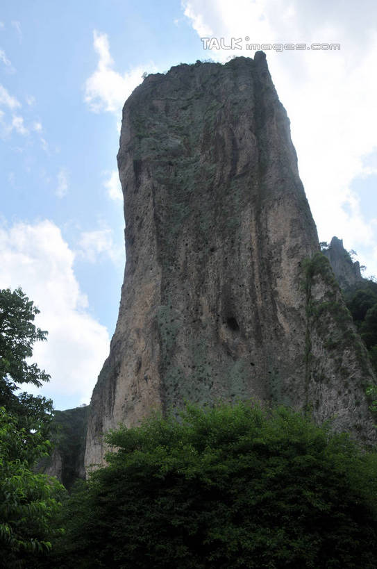 无人,竖图,室外,白天,仰视,旅游,度假,美景,山,植物,中国,亚洲,阴影,光线,影子,景观,山峰,悬崖,云,云朵,山峦,云彩,娱乐,浙江,树,树木,浙江省,蓝色,绿色,白云,蓝天,天空,阳光,自然,天,享受,休闲,石壁,景色,放松,生长,晴朗,成长,自然风光,东亚,中华人民共和国,华东地区,浙,绝壁,丽水,丽水市,缙云,缙云县,鼎湖峰,仙都,仙都风景名胜区,晴空,彩图,低角度拍摄,shsgf1