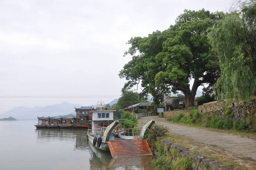 无人,横图,室外,白天,正面,旅游,度假,草地,草坪,美景,植物,道路,路,轮船,船,一艘,停靠,阴影,光线,影子,景观,小路,交通,娱乐,草,树,树木,绿色,天空,阳光,自然,交通工具,天,享受,休闲,景色,放松,生长,晴朗,成长,停泊,自然风光,载具,万里无云,古韵画乡,晴空,晴空万里,彩图,shsgf1