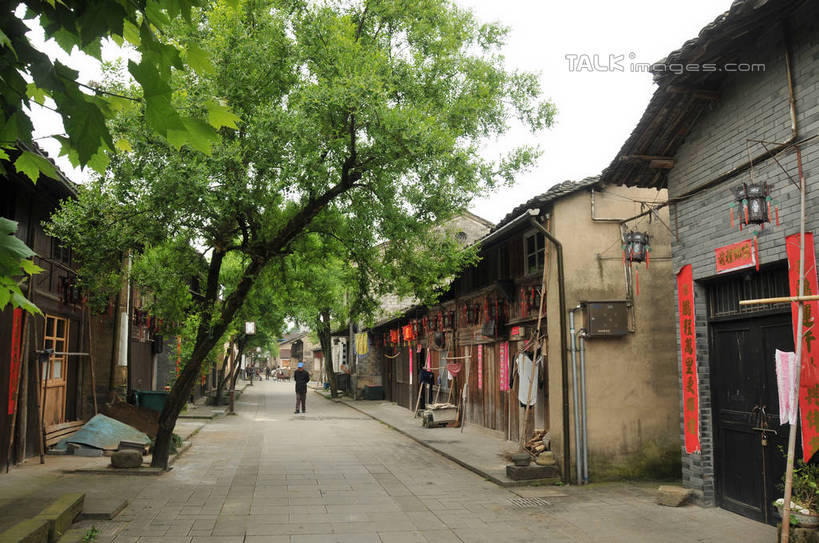 东方人,一个人,商店,走,横图,室外,白天,度假,美景,植物,城市风光,城市,衣架,对联,亚洲,仅一个男性,仅一个人,仅一个中年男性,服装,标志,文字,字符,景观,注视,休闲装,黄种人,娱乐,标识,商铺,树,树木,背面,衣服,绿色,天空,自然,天,观察,看,享受,休闲,休闲服,汉字,景色,放松,服饰,生长,晴朗,成长,观看,察看,关注,中文,万里无云,国文,华文,市肆,商号,古韵画乡,男人,男性,中年男性,亚洲人,挂衣架,晾衣架,晴空,晴空万里,步行,散步,走路,彩图,全身,店铺,shsgf1