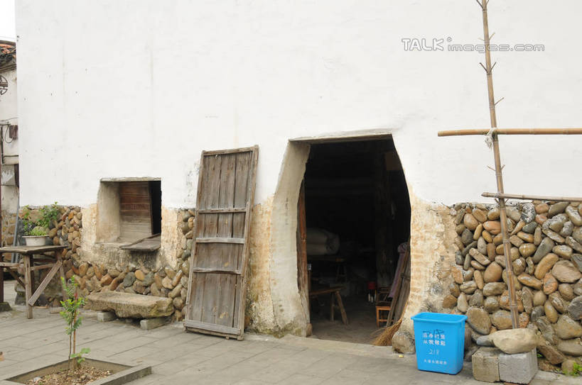 无人,家,横图,室外,白天,正面,度假,石头,美景,门,城市风光,城市,一排,许多,整齐,石子,桶,房屋,墙,屋子,景观,娱乐,楼房,墙壁,墙面,住宅,排列,蓝色,白色,容器,门框,享受,休闲,景色,放松,储藏,储存,队列,古韵画乡,石块,岩石,彩图,房子,贮存,shsgf1