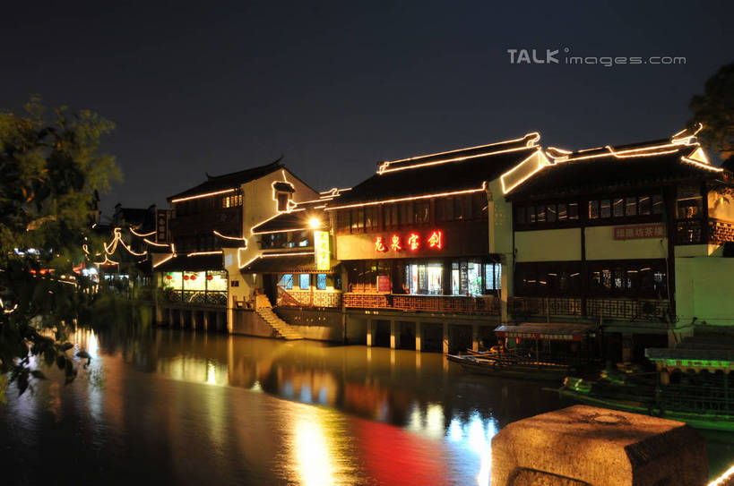 无人,家,横图,彩色,室外,夜晚,正面,旅游,度假,河流,名胜古迹,水,植物,标志建筑,地标,建筑,霓虹灯,夜景,上海,中国,亚洲,阴影,遗迹,光线,影子,房屋,屋子,河水,水流,灯光,七彩,古迹,文物,娱乐,光源,建设,古建筑,楼房,霓虹,住宅,灯,树,树木,古镇,绿色,倒影,自然,享受,休闲,旅游胜地,放松,生长,成长,申,倒映,照明设备,古文明,东亚,七宝镇,闵行区,上海市,中华人民共和国,沪,华东地区,七宝,氖灯,反照,七宝古镇,彩图,房子,shsgf1