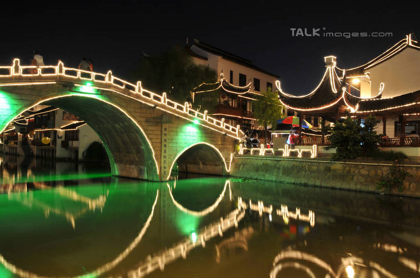 无人,家,横图,彩色,室外,夜晚,正面,旅游,度假,河流,石头,名胜古迹,水,植物,标志建筑,地标,建筑,霓虹灯,夜景,上海,中国,亚洲,阴影,遗迹,光线,石子,影子,房屋,屋子,河水,水流,桥,灯光,七彩,古迹,文物,娱乐,光源,建设,古建筑,石桥,楼房,霓虹,拱桥,住宅,栈桥,灯,树,树木,古镇,绿色,倒影,自然,享受,休闲,旅游胜地,放松,拱形,生长,成长,人行桥,石拱桥,申,倒映,照明设备,古文明,东亚,七宝镇,闵行区,上海市,中华人民共和国,沪,华东地区,七宝,氖灯,反照,七宝古镇,石块,彩图,房子,shsgf1
