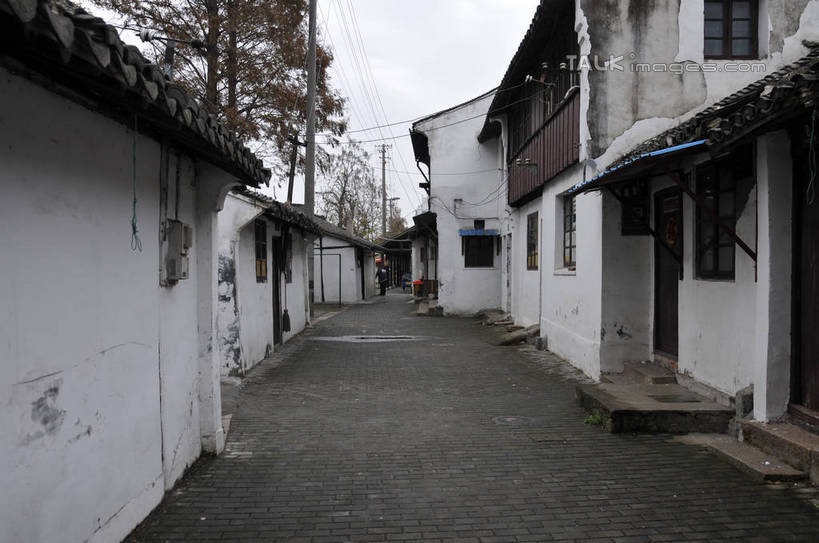 无人,家,横图,室外,白天,正面,旅游,度假,名胜古迹,植物,门,标志建筑,道路,地标,建筑,路,上海,中国,亚洲,遗迹,电力,电线,电线杆,线,房屋,墙,屋子,小路,电能,交通,线路,古迹,文物,娱乐,建设,古建筑,楼房,墙壁,墙面,住宅,树,树木,绿色,自然,门框,享受,休闲,旅游胜地,放松,生长,成长,电,电源,申,能量,青浦区,古文明,东亚,上海市,中华人民共和国,沪,华东地区,练塘,练塘镇,彩图,房子,shsgf1