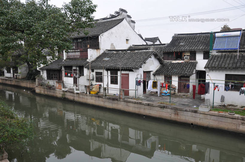 无人,家,横图,俯视,室外,白天,旅游,度假,河流,名胜古迹,水,植物,标志建筑,地标,建筑,上海,中国,亚洲,吊挂,悬挂,服装,遗迹,房屋,屋子,河水,水流,挂,古迹,文物,娱乐,建设,古建筑,楼房,住宅,树,树木,衣服,绿色,倒影,自然,晾衣绳,绳子,享受,休闲,旅游胜地,放松,服饰,生长,成长,申,倒映,衣着,穿着,青浦区,古文明,东亚,上海市,中华人民共和国,沪,华东地区,衣饰,反照,练塘,练塘镇,彩图,高角度拍摄,房子,shsgf1