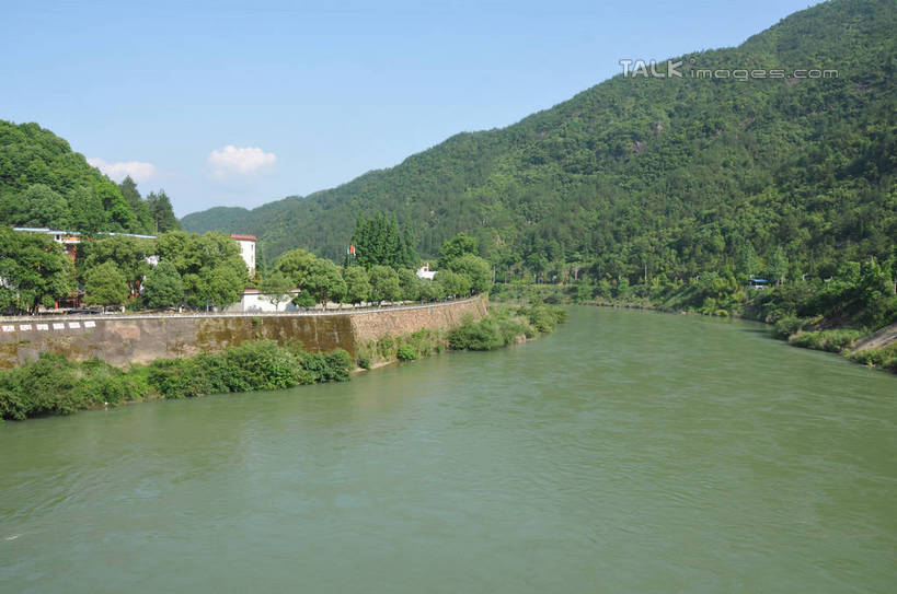 无人,家,横图,室外,白天,正面,旅游,度假,河流,美景,山,山脉,树林,水,植物,道路,路,公路,中国,亚洲,阴影,波纹,光线,影子,房屋,屋子,河水,景观,山峰,水流,云,云朵,交通,涟漪,山峦,云彩,娱乐,浙江,楼房,住宅,树,树木,浙江省,蓝色,绿色,白云,倒影,蓝天,水纹,天空,阳光,自然,波浪,群山,天,享受,休闲,景色,放松,生长,晴朗,成长,倒映,自然风光,东亚,中华人民共和国,华东地区,水晕,浙,丽水,丽水市,反照,南尖岩,遂昌,南尖岩景区,遂昌县,晴空,马路,彩图,房子,shsgf1