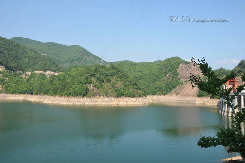 无人,横图,室外,白天,正面,旅游,度假,湖,湖泊,美景,森林,山,山脉,树林,水,植物,中国,亚洲,阴影,波纹,光线,影子,湖面,景观,山峰,水流,水面,涟漪,山峦,娱乐,浙江,树,树木,浙江省,蓝色,绿色,倒影,蓝天,水纹,天空,阳光,自然,波浪,湖水,群山,天,享受,休闲,景色,放松,茂盛,生长,晴朗,成长,繁茂,倒映,自然风光,东亚,万里无云,中华人民共和国,华东地区,水晕,浙,兴旺,丽水,丽水市,昌盛,反照,昌隆,畅旺,发达,蕃芜,繁盛,富强,隆盛,蓬勃,旺盛,兴隆,兴盛,郁勃,南尖岩,遂昌,南尖岩景区,遂昌县,晴空,晴空万里,彩图,shsgf1