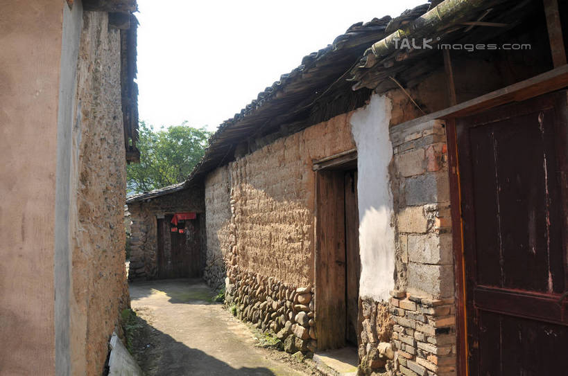 无人,家,横图,室外,白天,仰视,旅游,度假,美景,植物,窗户,道路,路,中国,亚洲,房屋,墙,屋子,景观,小路,交通,娱乐,浙江,楼房,玻璃窗,墙壁,墙面,住宅,树,树木,浙江省,蓝色,绿色,蓝天,天空,自然,天,享受,休闲,景色,放松,生长,晴朗,成长,自然风光,东亚,万里无云,中华人民共和国,华东地区,浙,丽水,丽水市,南尖岩,遂昌,南尖岩景区,遂昌县,晴空,晴空万里,彩图,低角度拍摄,房子,shsgf1