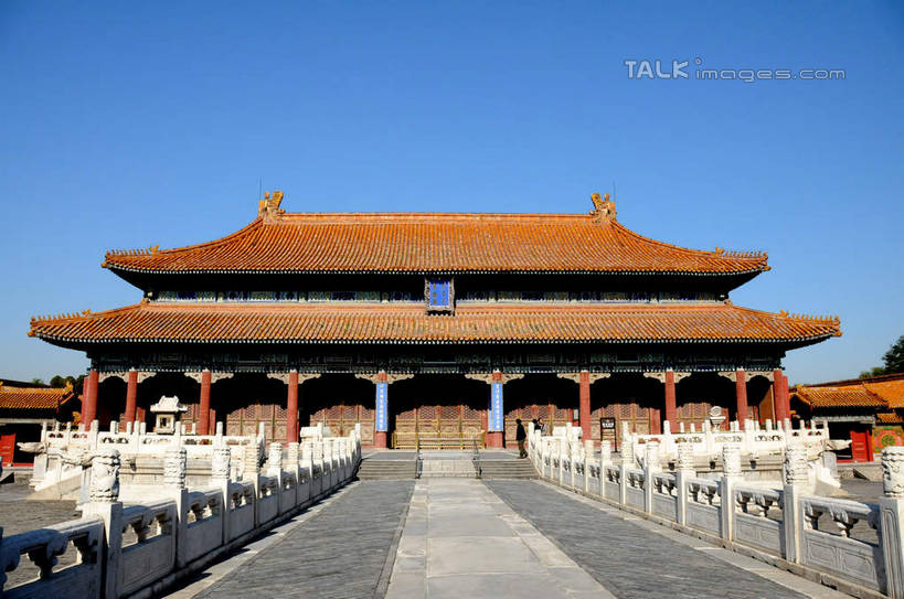 无人,故宫,宫殿,栏杆,横图,室外,白天,正面,旅游,度假,名胜古迹,楼梯,标志建筑,地标,建筑,雕塑,北京,中国,亚洲,阴影,遗迹,艺术,装饰,光线,标志,雕刻,牌匾,瓦片,文字,影子,字符,阶梯,屋顶,围栏,首都,顶棚,瓦,古迹,文化,文物,娱乐,标识,建设,古建筑,护栏,台阶,蓝色,蓝天,天空,阳光,工艺品,紫禁城,天,享受,休闲,汉字,旅游胜地,放松,建造,晴朗,纪念,美术,权利,中文,主题,陈列,古文明,东亚,屋瓦,皇极殿,万里无云,中华人民共和国,北京市,京,北平,华北地区,功能,美学,国文,华文,北京故宫博物院,晴空,晴空万里,彩图,宁寿宫,shsgf1