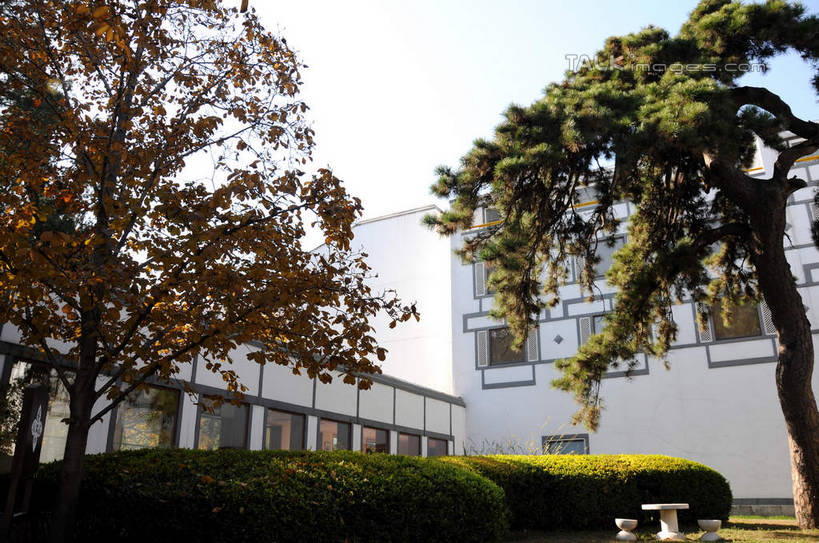 无人,餐厅,横图,室外,白天,仰视,旅游,度假,秋季,植物,标志建筑,地标,建筑,叶子,北京,中国,亚洲,阴影,光线,影子,果树,枯叶,落叶,柿子树,首都,娱乐,建设,树,树木,蓝色,绿色,蓝天,天空,阳光,自然,天,享受,休闲,旅游胜地,放松,生长,晴朗,成长,东亚,黄栌,火炬树,紫叶小檗,紫叶李,香山饭店,香山公园,火杞,红叶小檗,红叶李,鹿角漆,万里无云,中华人民共和国,北京市,京,北平,华北地区,小檗,黄杨木,叶,叶片,晴空,晴空万里,秋,秋天,彩图,低角度拍摄,餐馆,饭店,饭馆,樱桃李,黄栌木,黄栌树,黄栌台,摩林罗,乌牙木,烟树,shsgf1