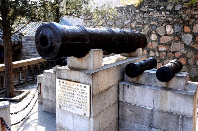 无人,横图,室外,白天,正面,旅游,度假,竞争,名胜古迹,植物,标志建筑,地标,建筑,北京,长城,中国,亚洲,对抗,阴影,遗迹,冲突,光线,影子,首都,古迹,破坏,文物,娱乐,建设,古建筑,树,树木,绿色,阳光,自然,享受,休闲,大炮,武器,旅游胜地,放松,战争,生长,成长,损坏,攻击,威胁,对立,矛盾,兵器,万里长城,防御,烽火台,古文明,东亚,八达岭,八达岭长城,中华人民共和国,北京市,京,北平,华北地区,延庆县,敌对,挫败,斗争,抗拒,抗衡,杀伤,威慑,军都山,危险,彩图,墩台,烽堠,烽燧,烟墩,shsgf1