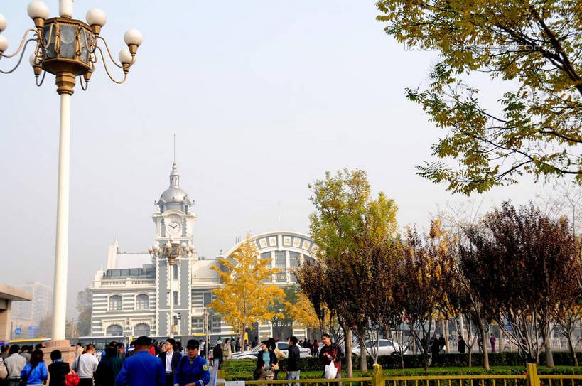 东方人,走,横图,室外,白天,正面,旅游,度假,草地,草坪,名胜古迹,植物,标志建筑,地标,建筑,路灯,照明,北京,中国,亚洲,行人,游客,游人,阴影,服装,遗迹,光线,影子,灯光,首都,许多人,休闲装,黄种人,古迹,文物,娱乐,建设,古建筑,路人,旅客,灯,草,树,树木,衣服,蓝色,绿色,蓝天,天空,阳光,自然,天,一群人,享受,休闲,休闲服,旅游胜地,放松,服饰,生长,晴朗,成长,照亮,照明设备,前门,古文明,东亚,万里无云,中华人民共和国,北京市,京,北平,华北地区,过客,男人,男性,年轻男性,年轻女性,女人,女性,亚洲人,晴空,晴空万里,步行,散步,走路,半身,彩图,前门大街,正阳门,shsgf1