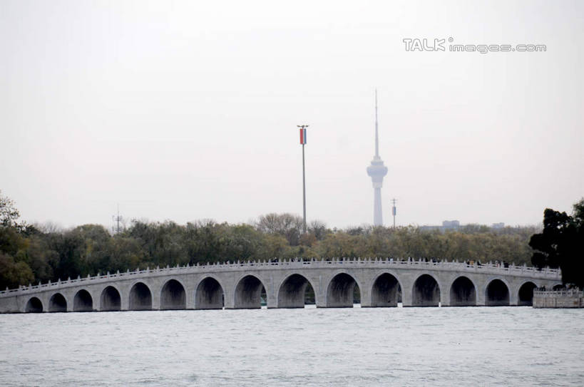 无人,颐和园,宫殿,横图,室外,白天,正面,旅游,度假,湖,湖泊,石头,名胜古迹,树林,水,植物,标志建筑,地标,建筑,北京,中国,亚洲,波纹,遗迹,石子,湖面,水流,水面,桥,涟漪,首都,古迹,文物,娱乐,建设,古建筑,石桥,拱桥,栈桥,树,树木,绿色,水纹,天空,自然,波浪,湖水,天,享受,休闲,旅游胜地,放松,拱形,生长,成长,人行桥,石拱桥,权利,古文明,东亚,昆明湖,中华人民共和国,北京市,京,北平,华北地区,水晕,皇家园林,十七孔桥,清漪园,石块,彩图,shsgf1