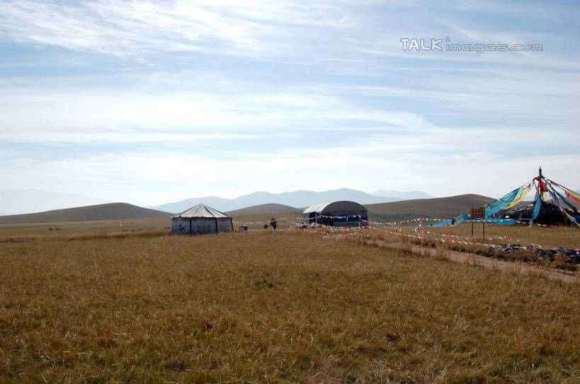 无人,横图,室外,白天,正面,旅游,度假,草地,草原,草坪,美景,山,山脉,植物,旗帜,中国,亚洲,阴影,枯萎,光线,影子,帐篷,荒野,景观,旷野,山峰,云,云朵,热带,山峦,云彩,娱乐,旗子,草,蓝色,白云,蓝天,天空,阳光,自然,群山,天,享受,休闲,景色,放松,晴朗,死亡,自然风光,原野,露营,荒原,野营,东亚,青海,青海省,金银滩,宿营,中华人民共和国,旌旗,旗号,西北地区,青,海北,海北州,海北藏族自治州,枯败,晴空,彩图,金银滩草原,shsgf1