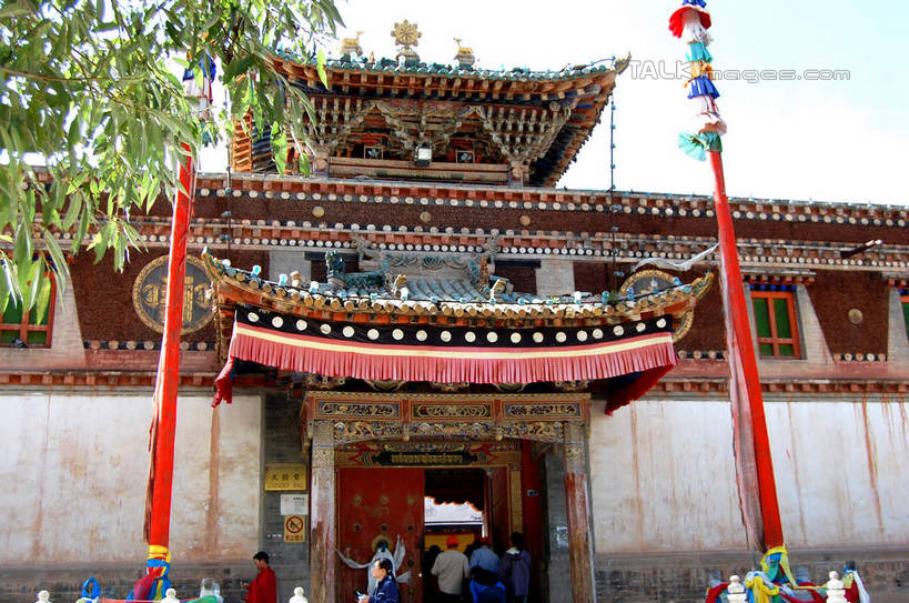 东方人,寺庙,走,横图,室外,白天,仰视,旅游,度假,名胜古迹,植物,标志建筑,地标,建筑,中国,亚洲,行人,游客,游人,阴影,服装,节日,遗迹,光线,影子,许多人,休闲装,黄种人,古迹,文化,文物,娱乐,建设,古建筑,路人,旅客,树,树木,衣服,蓝色,绿色,蓝天,天空,阳光,自然,庙宇,天,祈祷,一群人,享受,休闲,健康,休闲服,旅游胜地,放松,许愿,宗教,服饰,佛教,信仰,生长,晴朗,成长,纪念,祈求,古文明,东亚,青海,青海省,塔尔寺,鲁沙尔镇,西宁,万里无云,中华人民共和国,省会,西北地区,西宁市,青,释教,县城,过客,湟中,湟中县,平安,男人,男性,年轻男性,年轻女性,女人,女性,亚洲人,晴空,晴空万里,步行,散步,走路,半身,彩图,低角度拍摄,庙,寺,shsgf1