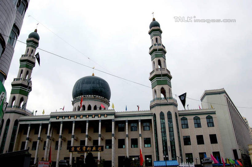 东方人,走,横图,室外,白天,仰视,旅游,度假,名胜古迹,植物,窗户,标志建筑,地标,建筑,中国,亚洲,行人,游客,游人,服装,节日,遗迹,墙,许多人,休闲装,黄种人,古迹,文化,文物,娱乐,建设,古建筑,路人,旅客,玻璃窗,墙壁,墙面,树,树木,衣服,绿色,天空,自然,天,祈祷,一群人,享受,休闲,健康,休闲服,旅游胜地,放松,许愿,宗教,服饰,信仰,生长,成长,纪念,祈求,伊斯兰教,清真寺,古文明,东亚,青海,青海省,西宁,东关清真大寺,中华人民共和国,省会,西北地区,西宁市,青,过客,平安,男人,男性,年轻男性,年轻女性,女人,女性,亚洲人,步行,散步,走路,半身,彩图,低角度拍摄,城东区,东关大街,shsgf1